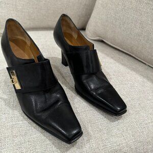Salvatore Ferragamo Black cross over pump size 5